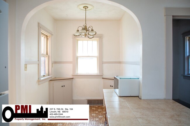 Building Photo - 4 Bedroom, 1.5 bathroom House For Rent; Av...