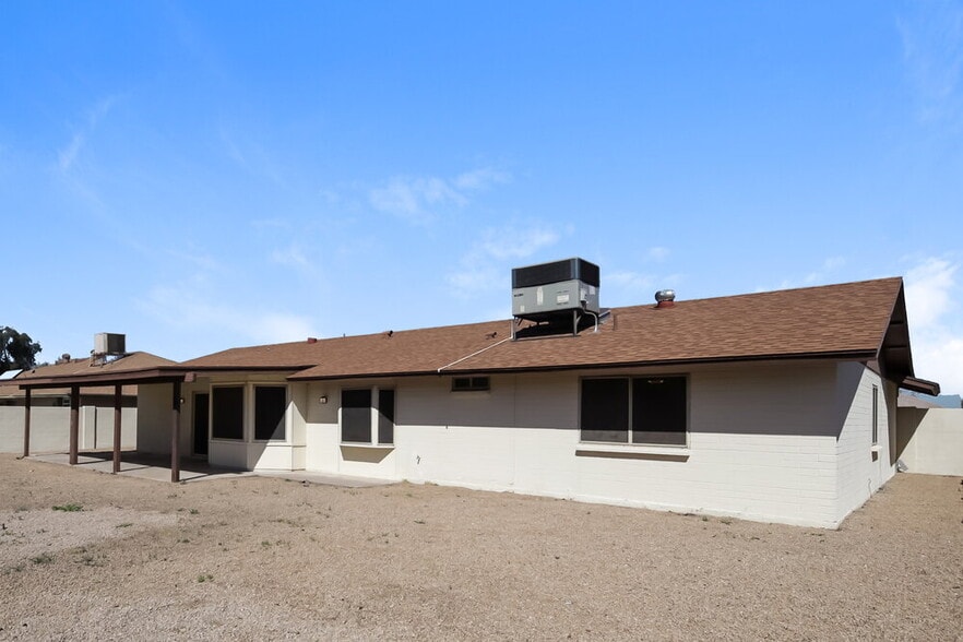 Building Photo - 3945 W Meadow Dr