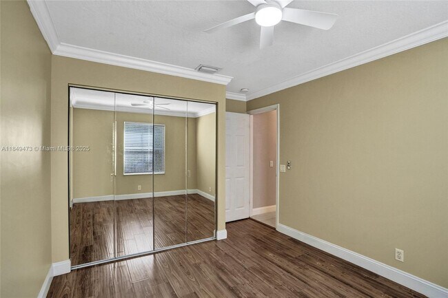 Building Photo - 1100 Chinaberry Dr