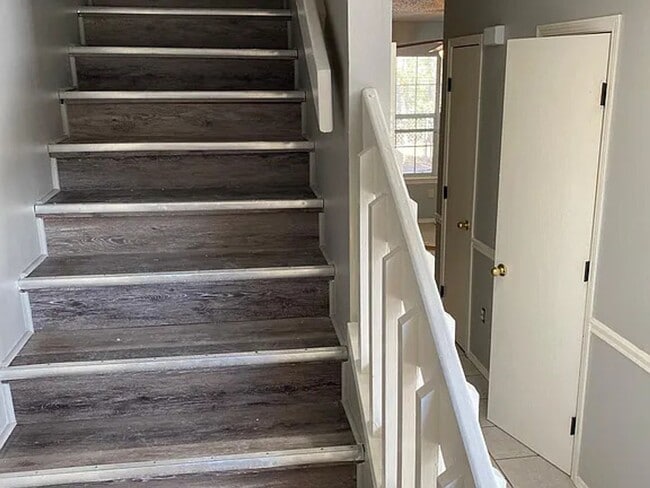 Building Photo - Available January 1st! 2 Bedrooms, 1.5 Bathrooms Two-Story Townhouse in Farmington