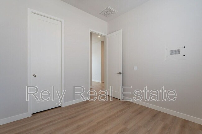 Building Photo - 6050 E Hidden Valley Dr