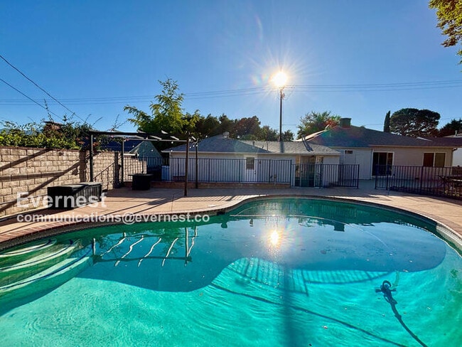 Building Photo - 4932 La Crescenta Ave