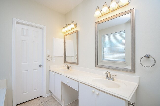 Building Photo - 139 Skycrest Dr