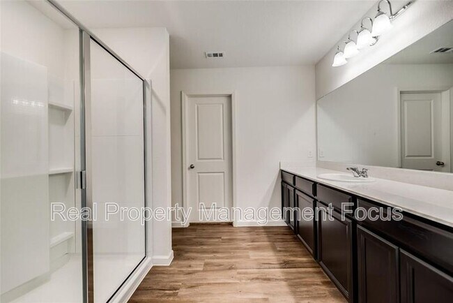 Building Photo - 713 Peach Tree Ln