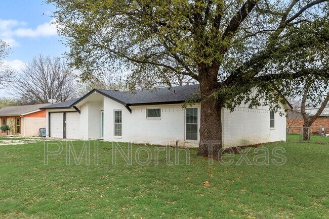 Building Photo - 305 Live Oak Dr