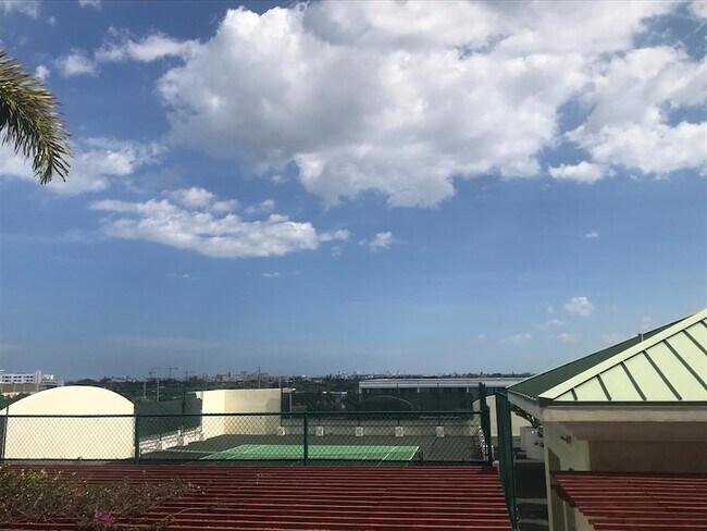 Building Photo - 401 SW 4th Ave