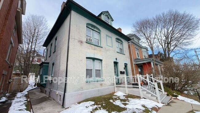 Building Photo - 923 Chislett St