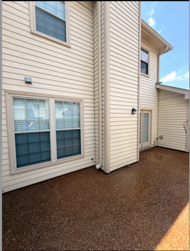 Building Photo - 834 Brentwood Pointe