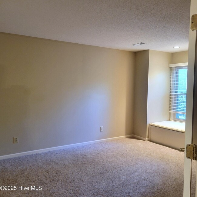 Building Photo - 301 Hampton Dr