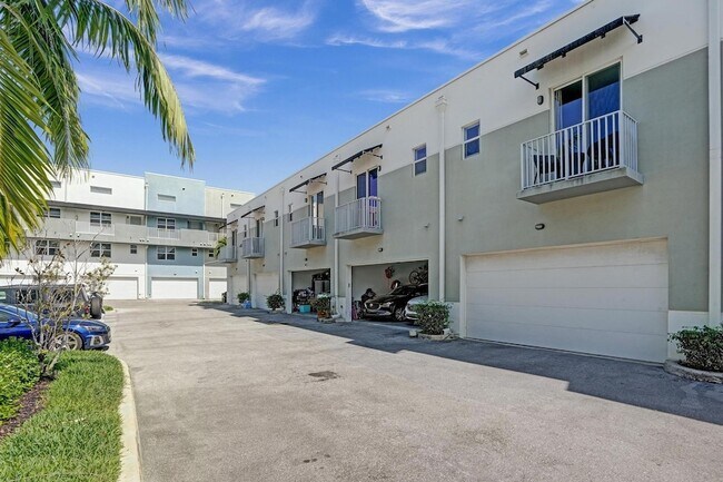 Building Photo - 480 NE 35th Ct