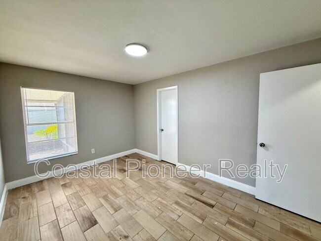 Building Photo - 7048 Hollowell Dr