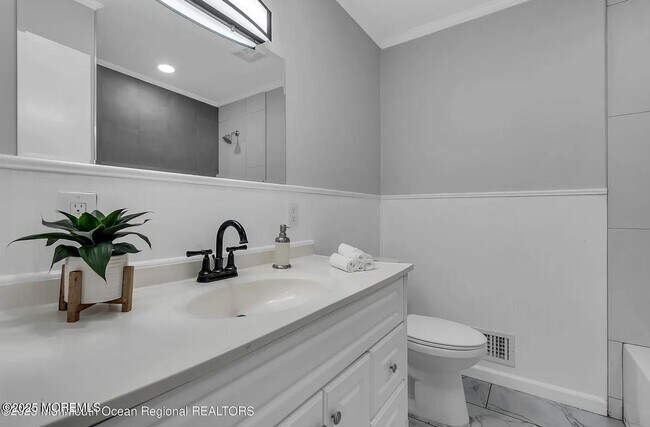 Building Photo - 821 Bay Ave