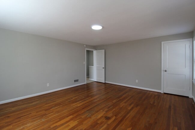 Building Photo - April FREE On This 2 Bedroom 1 Bath Duplex In The Waldo Area