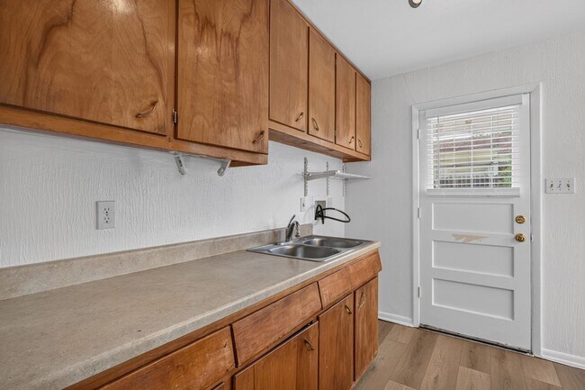 Building Photo - Cozy 2 bedroom duplex