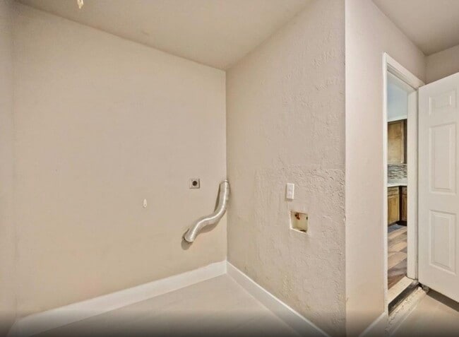 Building Photo - 6043 Lyndhurst Dr