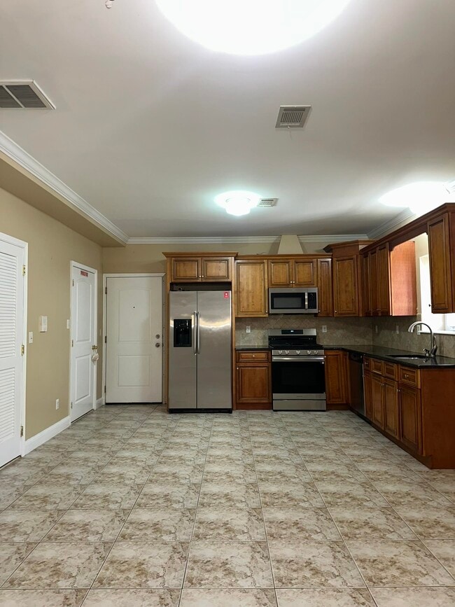 Building Photo - 272 St Pauls Ave