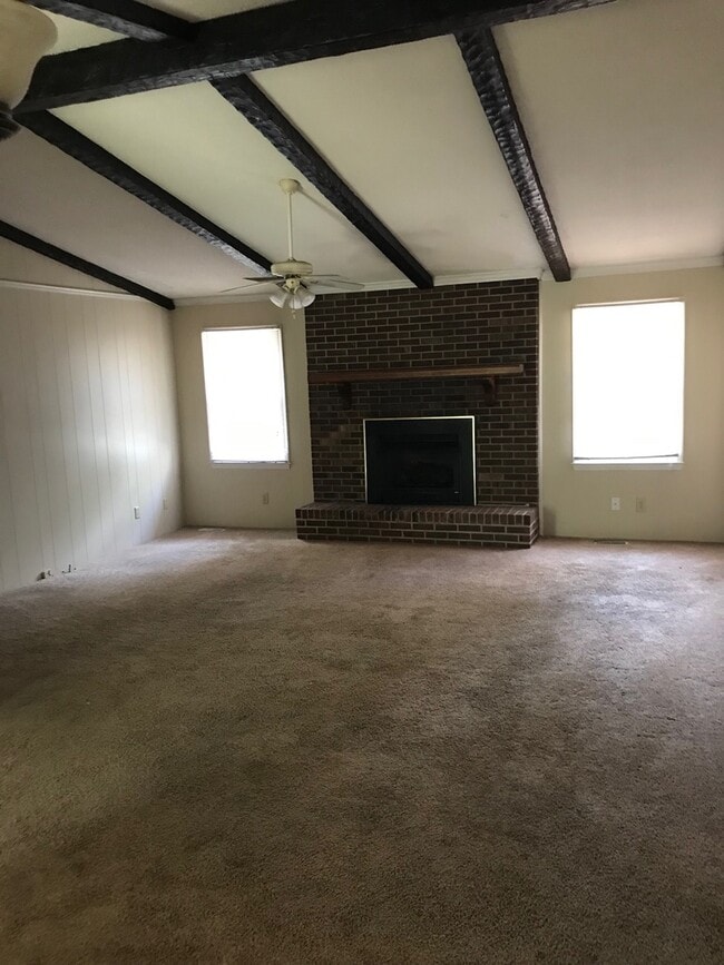 Building Photo - Great home with lots of extras!