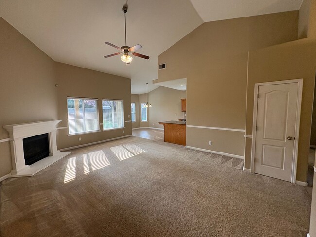 Building Photo - Spacious Tulare Home Available Now!