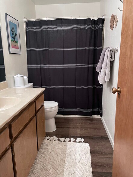 second bath with tub/shower - 1413 Coyote Rd