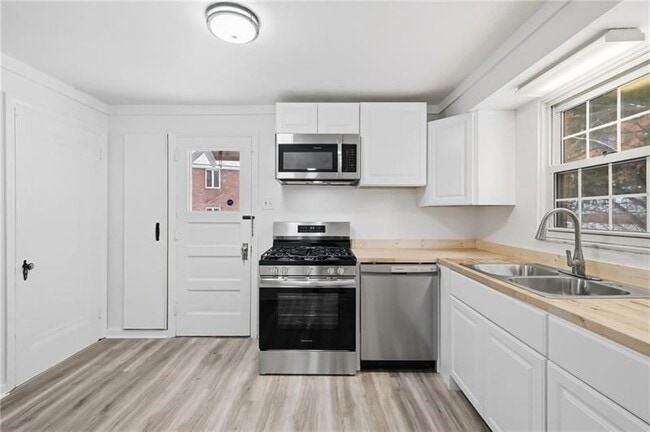 Building Photo - 3841 Lawnview Ave