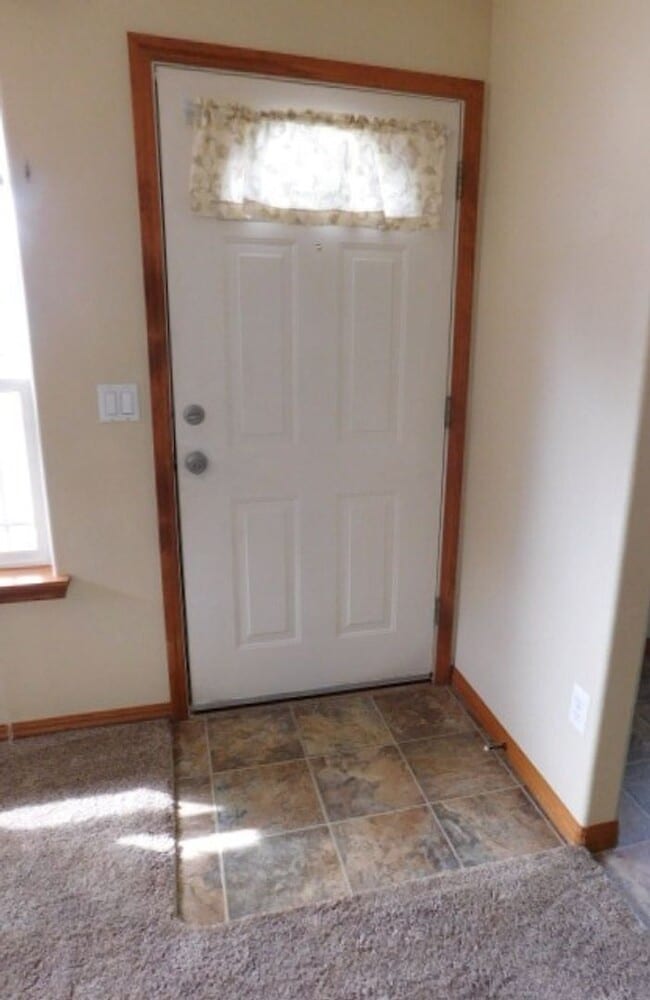 Building Photo - 2Bd/1.5Ba Single Story House - Available to View!