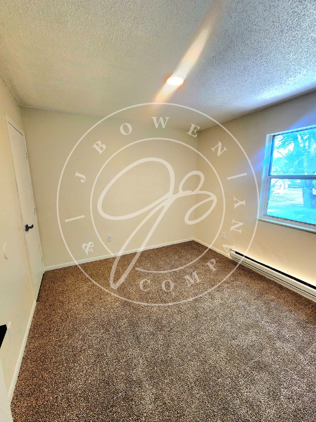 Building Photo - Preparing for showings! 3 bed 1.5 bath nea...
