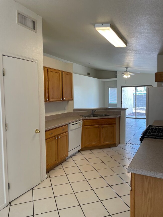 Building Photo - Large 3 Bedroom! Master Bedroom w/ Sitting Room!