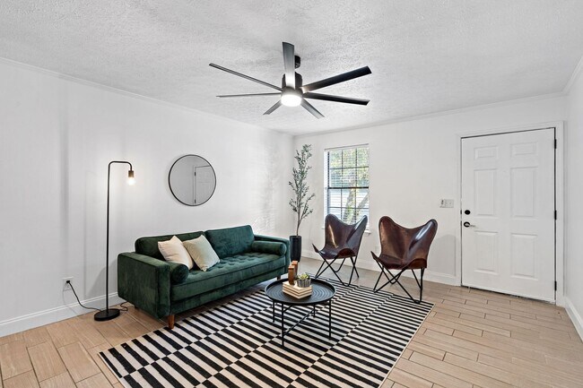Building Photo - Fully renovated condo in Hendersonville