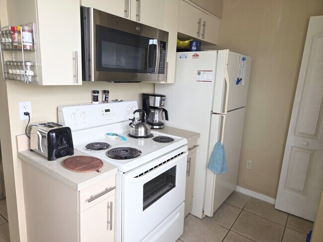 Building Photo - Fully furnished Lake View Condo in Gated Community