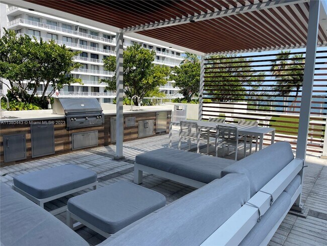 Building Photo - 1541 Brickell Ave