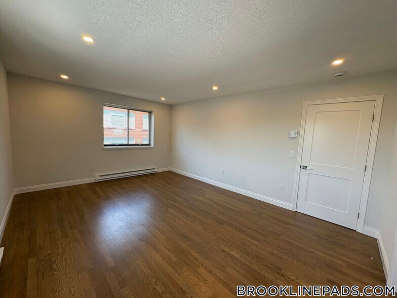 Building Photo - 320 Hammond Pond Pkwy