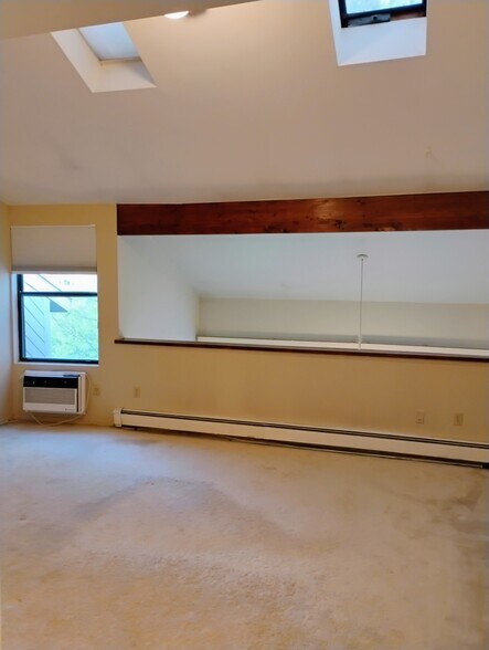 Building Photo - 1465 E Putnam Ave