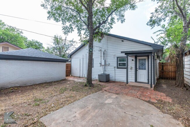 Building Photo - XL HOME!  3 bed, 1 bath, LOTS OF ROOM!