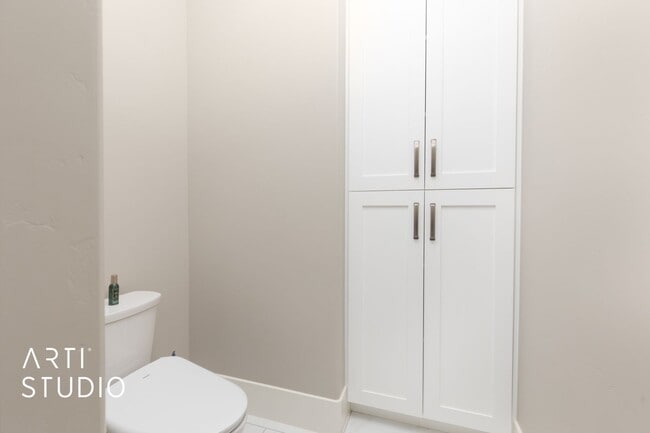 Building Photo - Fully Furnished Gorgeous 5 bed 4 bath with...