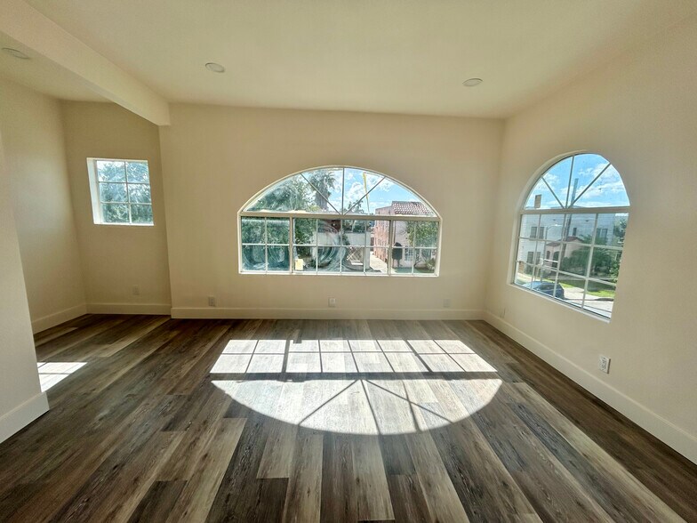 Large Bonus Room - 4041 1/2 W 21st St
