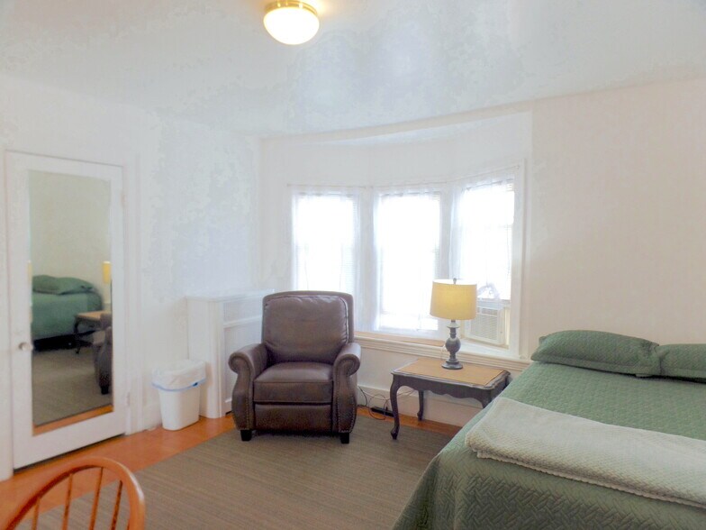 Building Photo - 34 Capen St