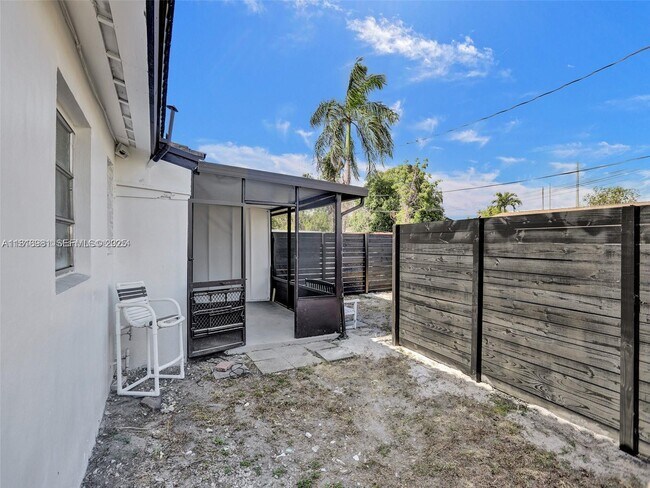 Building Photo - 708 N 20th Ave