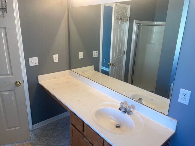 Building Photo - Move In Special On Beautiful 3 Bedroom Home!