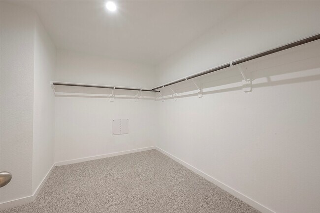 Building Photo - 4906 Edgewood Dr