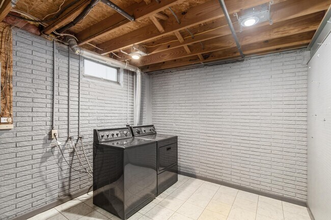 Building Photo - 5841 Elmbridge Ln