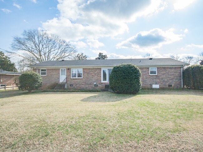 Building Photo - Great location near downtown Athens! Lawn Care included, new LVP flooring! Fenced yard!
