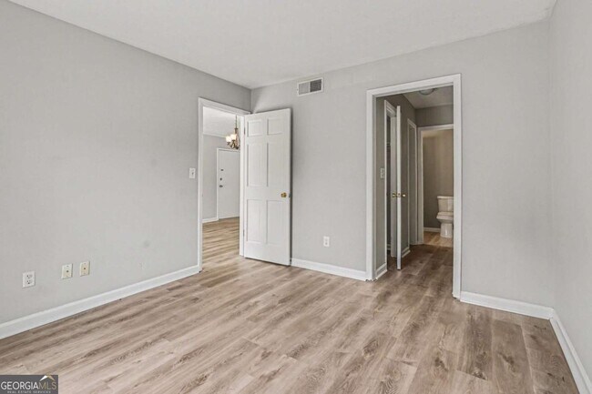 Building Photo - 2805 Northeast Expy