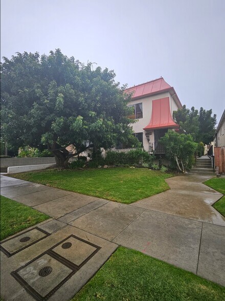 Building Photo - 2130 N Beachwood Dr