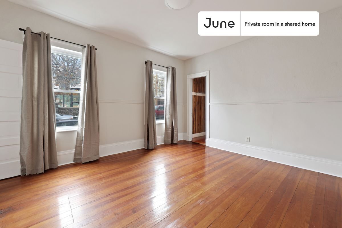 Building Photo - Private bedroom in 3 bed/1 bath Home