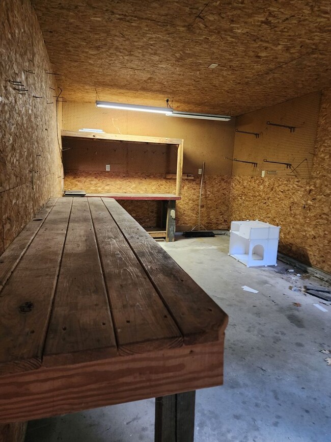 Building Photo - Cute Renovated 2 Bedroom Home with Huge Ga...