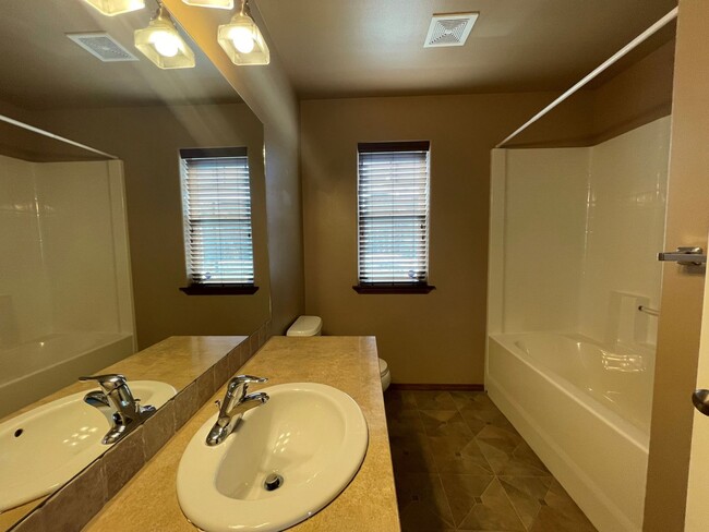Building Photo - 907 Fawn Cir