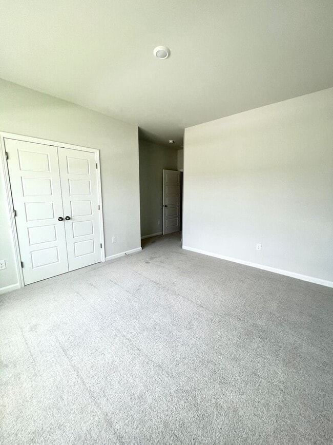 Building Photo - FOUR Bedrooms! SUPREME location! Move in r...