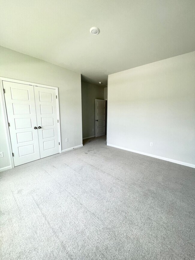 Building Photo - FOUR Bedrooms! SUPREME location! Move in ready!