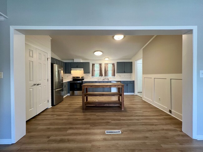 Building Photo - 3-Bed, 2-Bath home in N. Asheville!