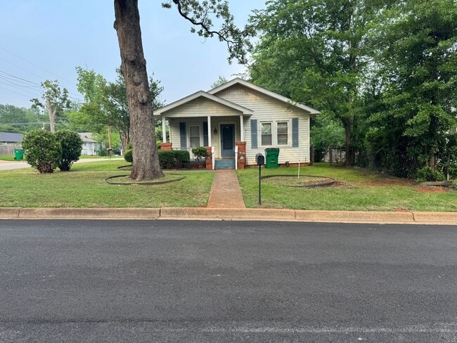 Building Photo - 2-bed/1-bath Downstairs unit!